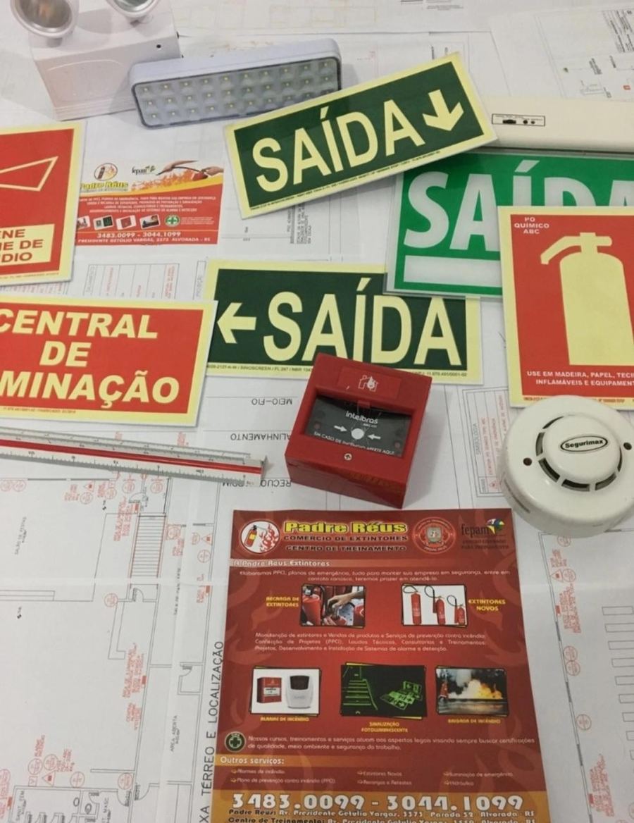 Placas de sinalização, iluminação de emergência, acionador e detector de fumaça sobre planta de PPCI